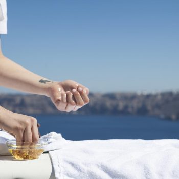 Kalestesia Suites - Spa Massage treatment with caldera view